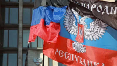 Флаг.ру: Флаг Донецкой Народной Республики с гербом (ДНР) 90x135 из флажной  сетки | 90х135