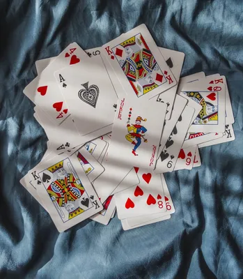 Джокер игральной карты на фоне размывания Стоковое Изображение -  изображение насчитывающей везение, карточки: 194620485