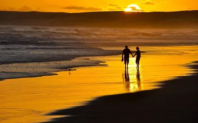 Картинки по запросу картинки пара на берегу моря | Beach sunset wallpaper,  Beach pictures friends, Romantic sunset