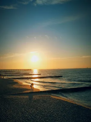 Любящие пары на заходе солнца в море Стоковое Фото - изображение  насчитывающей съемка, марина: 46118804