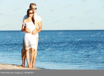 Фото Влюбленная пара на берегу моря