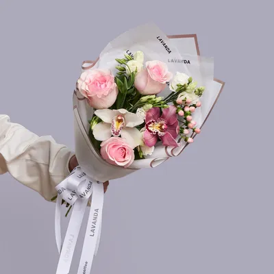 Букет белых роз в белой упаковке - купить с доставкой в Омске - LAVANDA