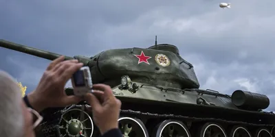 На съемках «Т-34» актеры учились управлять танком и осваивали белорусский  акцент - KP.RU
