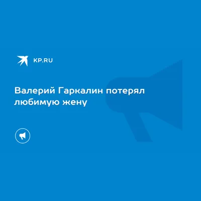 муж обнимает свою любимую жену, дающую ей розу и валентинскую карточку,  сидя на диване. Стоковое Фото - изображение насчитывающей праздновать,  влюбленность: 237436552