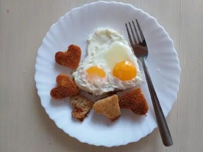 Женщина готовит любимому завтрак ., …» — создано в Шедевруме