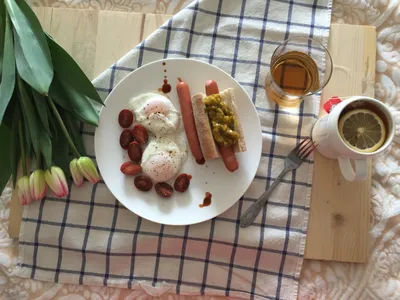 Завтрак для любителей. Вкусный сюрприз дня Святого Валентина для вашего  любимого человека. Мюсли кофе с ягодами и сладостями в a Стоковое Фото -  изображение насчитывающей пена, печенье: 204609422