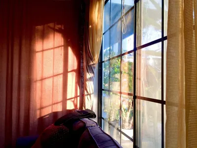 Портьеры для гостиной: 100 лучших фото с идеями дизайна | Red curtains  living room, Curtains living room, Burgundy curtains