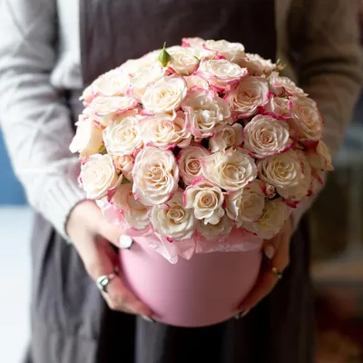 Розовые розы в коробке заказать с доставкой в Краснодаре по цене 3 410 руб.
