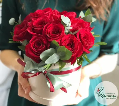Купить 29 красных роз в коробке по доступной цене с доставкой в Москве и  области в интернет-магазине Город Букетов