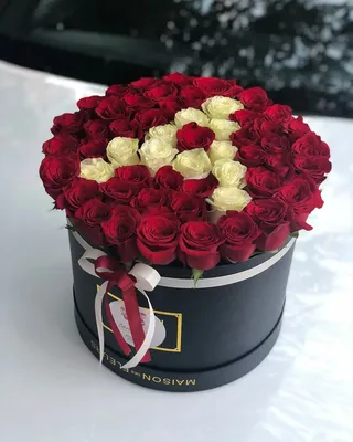 Розы и клубника в шляпной коробке \"Принцесса\", 28 см