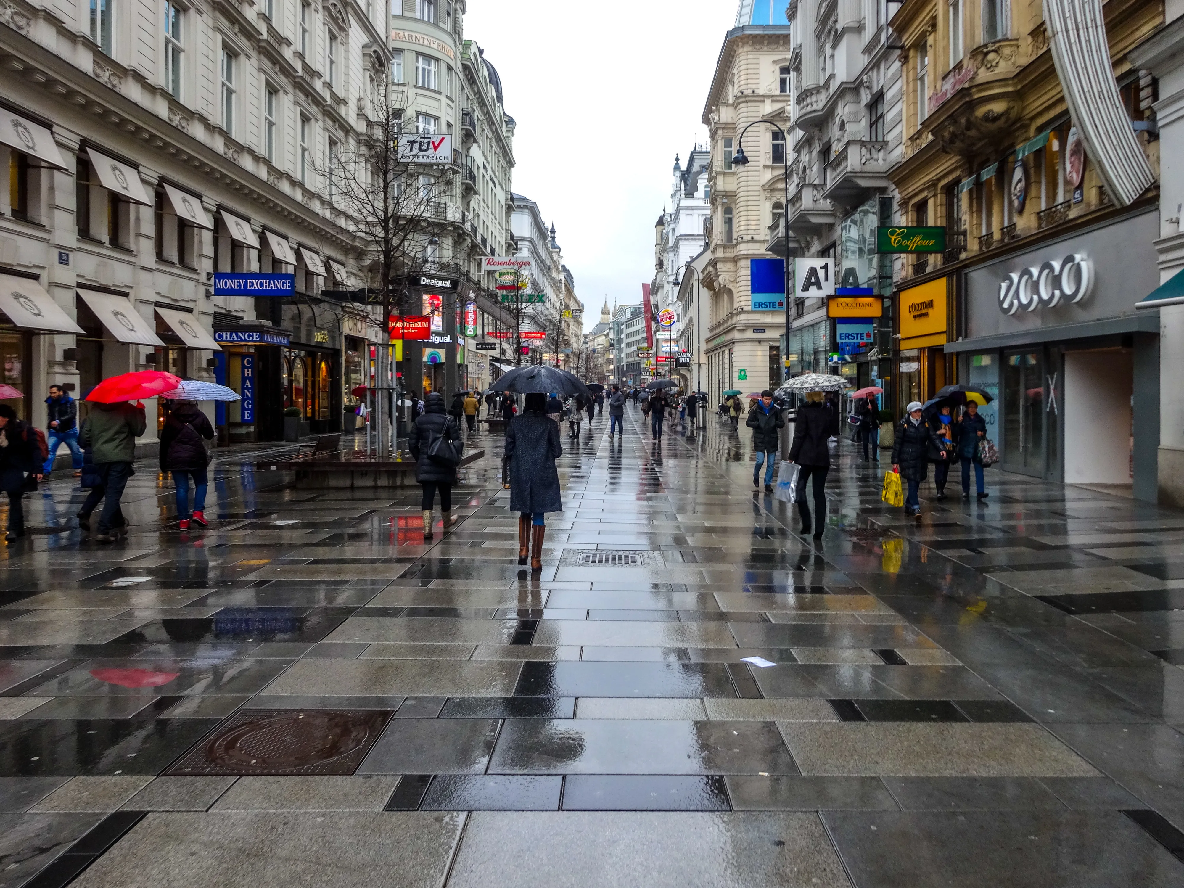 Улицы в вене. Главная улица вены. Австрия Вена улицы города. Город Вена улочки. Вена дождь.