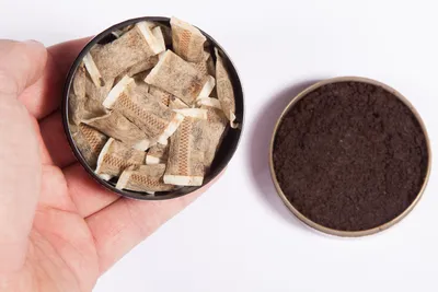 What is the difference between snus and nicotine pouches?