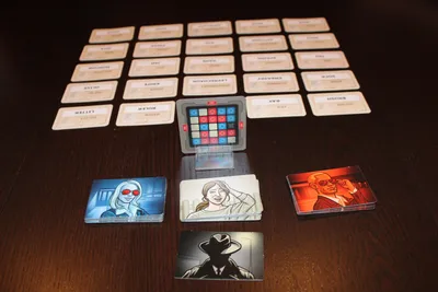 Codenames: Pictures, board game — Brain Games