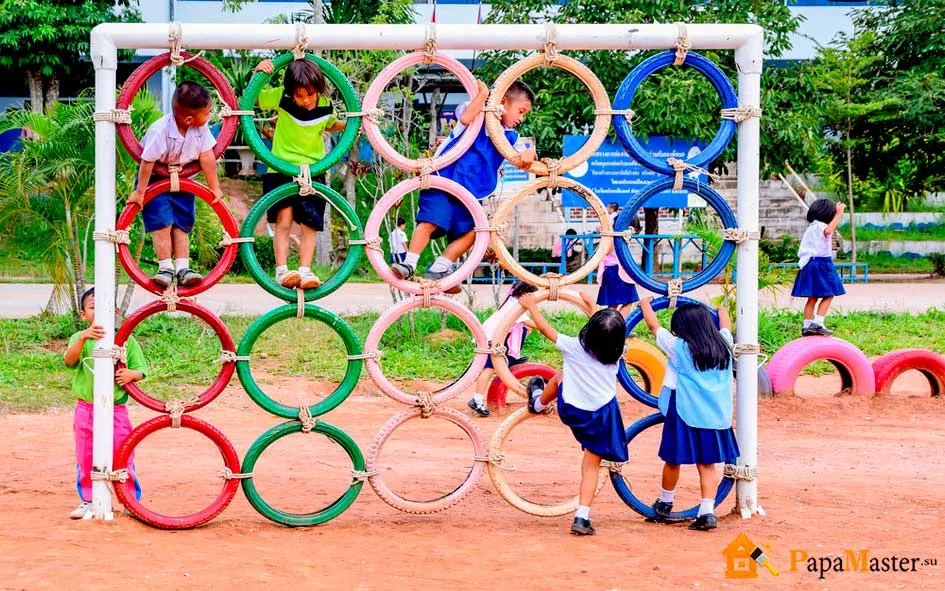 Площадка мяч ворота есть свою здесь. Лазалки на детской площадке. Идеи для детской площадки. Спортивная площадка в детском саду. Спортивный инвентарь для игр на детской площадке.
