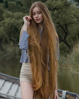 Фото Красивая девушка с длинными волосами