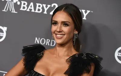 Jessica Alba Talks Better Sleep, Getting Out of a Funk, and Postpartum Hair  Loss