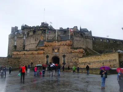 Вид На Эдинбургский Замок В Шотландии, Великобритания Фотография, картинки,  изображения и сток-фотография без роялти. Image 62096872