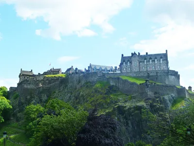 Эдинбургский замок на вершине скалы замка в Шотландии Стоковое Изображение  - изображение насчитывающей турист, старо: 198154925