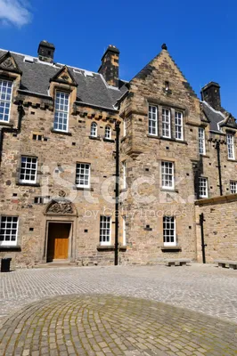 Эдинбургский Замок На Castle Rock В Эдинбурге, Шотландия, Великобритания  Против Темной Тучи Фотография, картинки, изображения и сток-фотография без  роялти. Image 15877344
