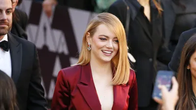 Fans Think Emma Stone Had the Best Reaction to Seeing Ex Andrew Garfield at  a 'Poor Things' Premiere | Glamour