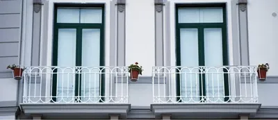 Прекрасный французский балкон, украшенный маленькими тыквами Стоковое  Изображение - изображение насчитывающей франция, перила: 161729541