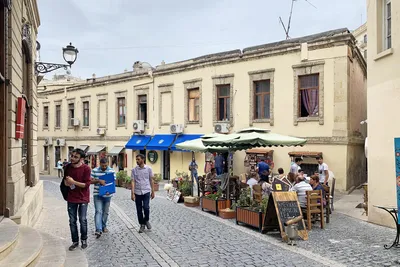 Баку, Старый город и современный небоскреб, Азербайджан Стоковое Фото -  изображение насчитывающей пламя, достопримечательностью: 156594922