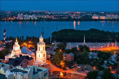 Город Воронеж. Фотографии Воронежа. Фото ночного Воронежа. История  Воронежа. Города России. Этюлы о Воронеже. Где находится. Что интересного в  Воронеже. Справа от Никольской церкви Адмиралтейская площадь. Дворец  творчества детей и молодёжи и