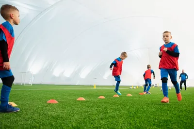 Футбол для детей: польза и вред, в каком возрасте отдавать, что выбрать  мини футбол или футзал – ДОНСПОРТ