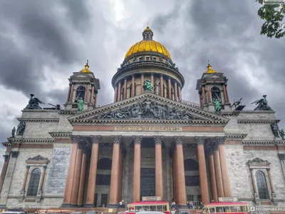 Исаакиевский собор побелел из-за оттепели в Петербурге