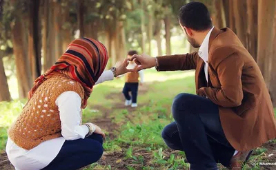 Счастливая мусульманская семья используя Smartphone Стоковое Фото -  изображение насчитывающей удерживание, игра: 81322404
