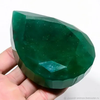 Изумруд: драгоценный камень с зелёным цветом» — создано в Шедевруме
