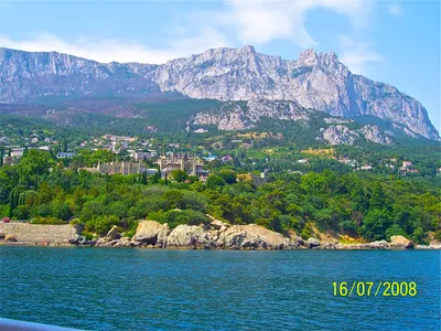 File:Крым. Вид с моря на Ай-Петри и Воронцовский дворец. - panoramio.jpg -  Wikimedia Commons