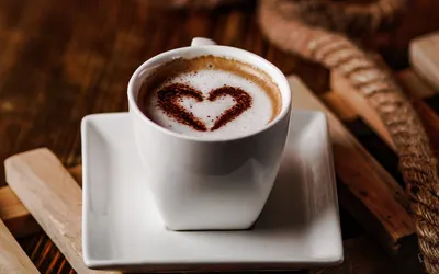 Кофе с сердцем сердца сливки в кофе, кофе для своего фаворита. Стоковое  Изображение - изображение насчитывающей кружка, кофе: 210139073
