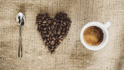 Чашка кофе мокачино с пенкой и шоколадным узором в форме сердца Stock Photo  | Adobe Stock