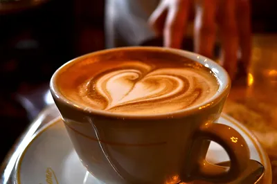 Кофе Валентинка. Прекрасное сочетание утреннего кофе, сердечко из сливок, и  на заднем фоне сердечки красные. - Ozero - российский фотосток