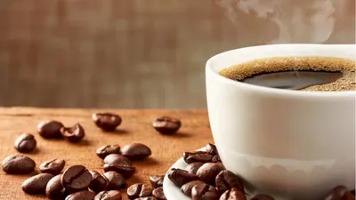 Чашка кофе мокачино с пенкой и шоколадным узором в форме сердца Stock-Foto  | Adobe Stock