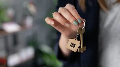 Ключи к квартире на заднем плане фасада дома Стоковое Изображение -  изображение насчитывающей кредит, семья: 96555949