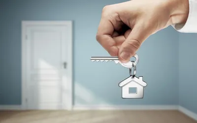 Рука с ключом в новой квартире Стоковое Фото - изображение насчитывающей  ключ, промышленно: 163662514