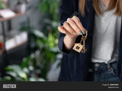 Руки над ключами к квартире из рук в руки Стоковое Фото - изображение  насчитывающей финансы, имущество: 108592222