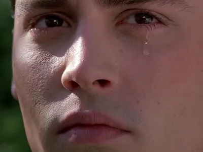 мужчина плачет под дождем от боли в ушах, картинка мужчина плачет, плакать,  плач фон картинки и Фото для бесплатной загрузки