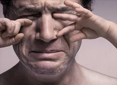 депрессивный черный парень плачет в офисе психотерапевтов, обращаясь за  профессиональной помощью в клинику Стоковое Изображение - изображение  насчитывающей черный, нажатие: 233559207