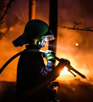 Пожарные борются с огнем на мусорных свалках в Нубарашене и Арарате -  04.07.2021, Sputnik Армения