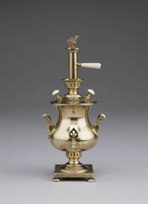 An antique Russian brass samovar featuring a classical s… | Drouot.com