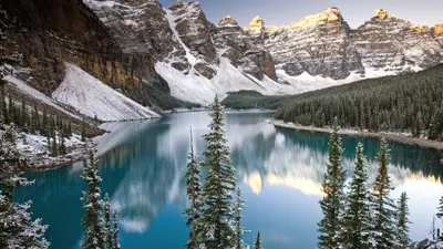 Картинки природа, горы, деревья, небо, снег, вершины, озеро, ели, небо,  отражение, 4к - обои 1920x1080, картинка №212663