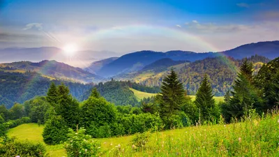 Фон рабочего стола где видно природа, радуга, зелёный луг, деревья, горы,  лето, красивый пейзаж, 3840х2160, 4к обои, лучи солнца