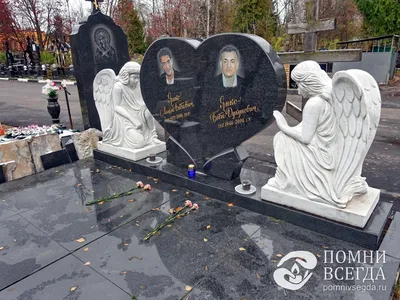 Памятник с барельефом ангела из черного гранита для могилы (3 фото) купить  в Москве