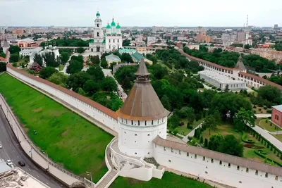 В Астрахани официально открылся городской пляж. Что там сейчас происходит