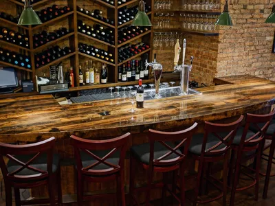 Красивый бар внутрь дальше ресторанов города самых точных, Лилиана,  Saratoga Springs, Нью-Йорка, 2015 Редакционное Изображение - изображение  насчитывающей потеха, ослабьте: 51525855