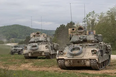 Колонна американских боевых машин M2 Bradley и - PICRYL Изображение в  общественном достоянии