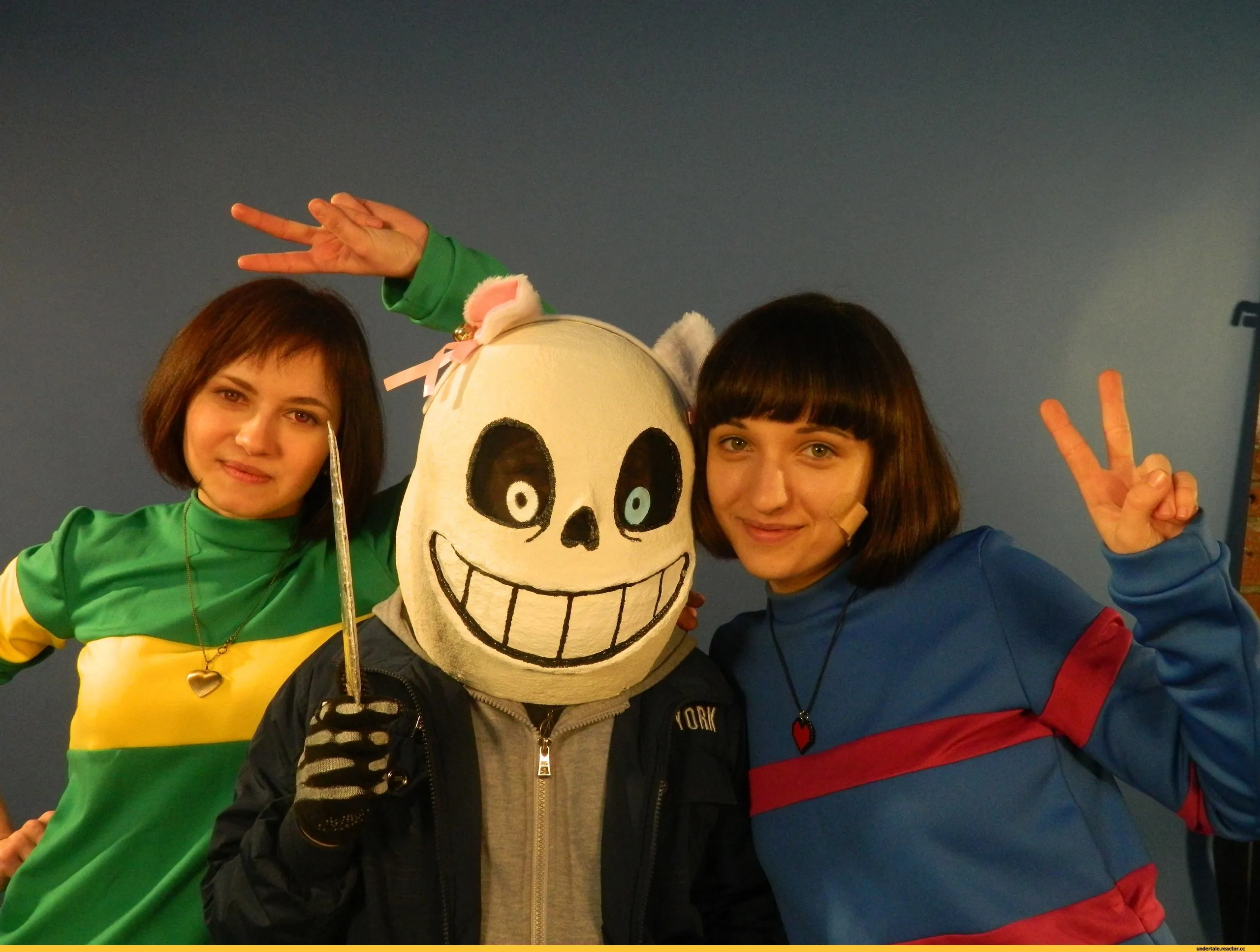 Undertale cosplay. Чара андертейл косплей. Косплей чары и Фриск. Косплей Санса и Фриск. Чара и Санс косплей.